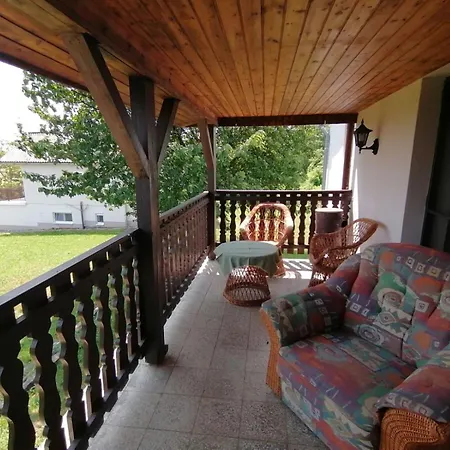 Romantisches Ferienhaeuschen In Den Weinbergen Von Mit Schoener Aussicht Hébergement de vacances Garabonc